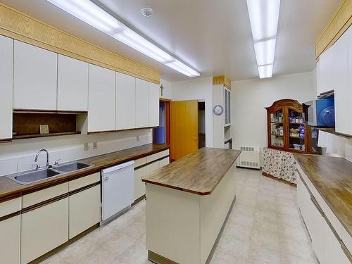 165016 Township Road 534, Rural Lamont County, AB - Indoor Photo Showing Kitchen With Double Sink