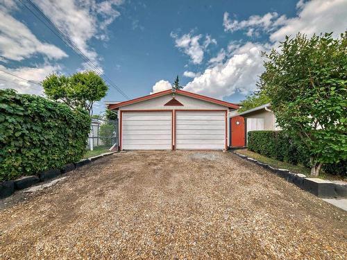 8821 137 Avenue Nw, Edmonton, AB - Outdoor