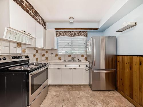 8821 137 Avenue Nw, Edmonton, AB - Indoor Photo Showing Kitchen With Double Sink