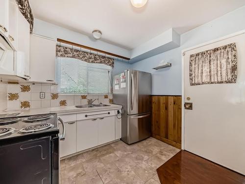 8821 137 Avenue Nw, Edmonton, AB - Indoor Photo Showing Kitchen With Double Sink