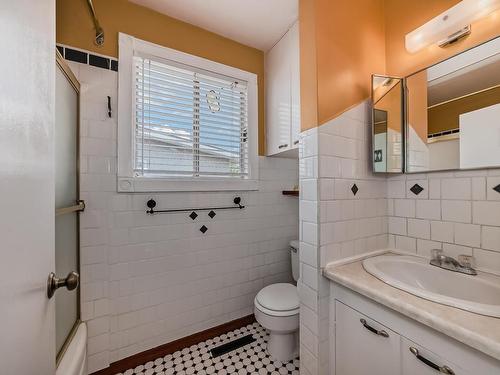 8821 137 Avenue Nw, Edmonton, AB - Indoor Photo Showing Bathroom