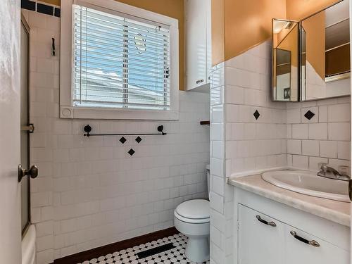 8821 137 Avenue Nw, Edmonton, AB - Indoor Photo Showing Bathroom