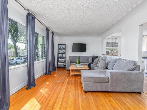 11322 51 Street, Edmonton, AB - Indoor Photo Showing Living Room