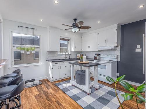 11322 51 Street, Edmonton, AB - Indoor Photo Showing Kitchen