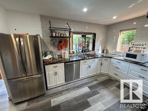 9533 150 Street Nw, Edmonton, AB - Indoor Photo Showing Kitchen With Upgraded Kitchen