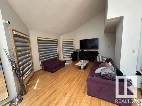 9533 150 Street Nw, Edmonton, AB - Indoor