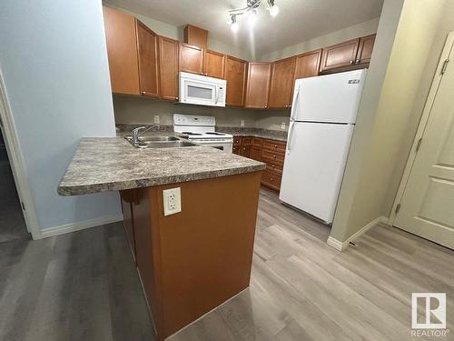 211 4903 47 Avenue, Stony Plain, AB - Indoor Photo Showing Kitchen With Double Sink