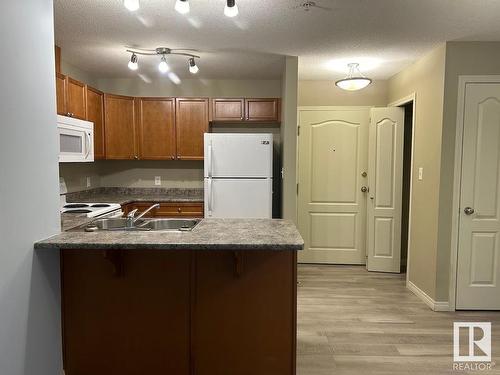 211 4903 47 Avenue, Stony Plain, AB - Indoor Photo Showing Kitchen With Double Sink