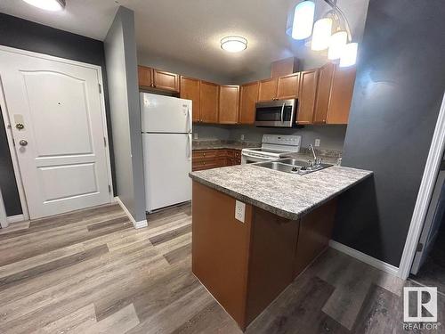 305 4903 47 Avenue, Stony Plain, AB - Indoor Photo Showing Kitchen With Double Sink