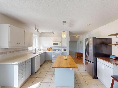 51 53026 Hghway 31, Rural Parkland County, AB - Indoor Photo Showing Kitchen