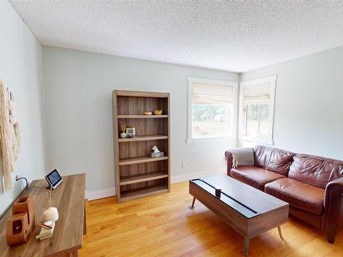 51 53026 Hghway 31, Rural Parkland County, AB - Indoor Photo Showing Living Room