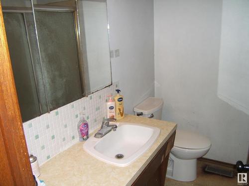 5302 47 Avenue, Vegreville, AB - Indoor Photo Showing Bathroom