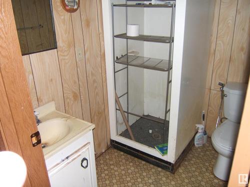 5302 47 Avenue, Vegreville, AB - Indoor Photo Showing Bathroom