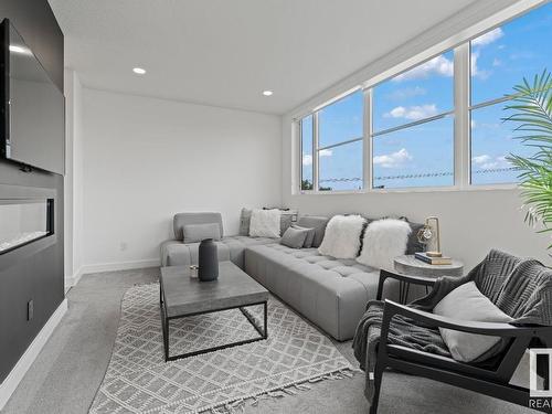 1495 Howes Crescent, Edmonton, AB - Indoor Photo Showing Living Room