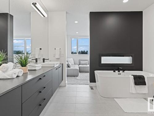 1495 Howes Crescent, Edmonton, AB - Indoor Photo Showing Bathroom