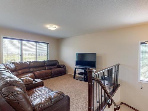 3204 17B Avenue Nw, Edmonton, AB - Indoor Photo Showing Living Room