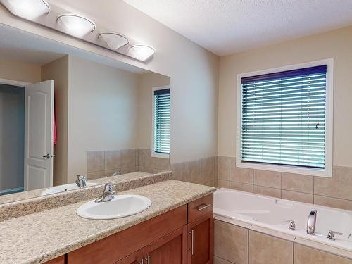 3204 17B Avenue Nw, Edmonton, AB - Indoor Photo Showing Bathroom