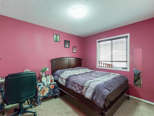 3204 17B Avenue Nw, Edmonton, AB - Indoor Photo Showing Bedroom