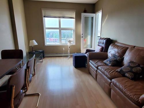 1-415 4245 139 Avenue Nw, Edmonton, AB - Indoor Photo Showing Living Room