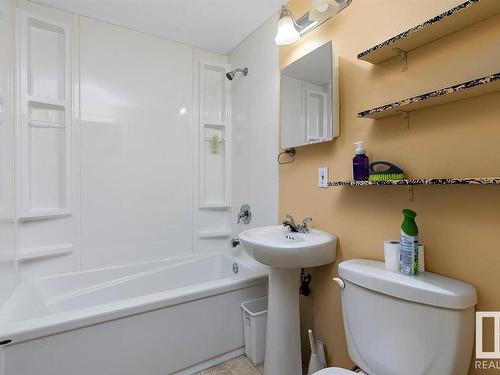 5120 55 Avenue, Tofield, AB - Indoor Photo Showing Bathroom