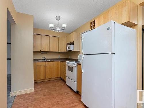 5120 55 Avenue, Tofield, AB - Indoor Photo Showing Kitchen With Double Sink