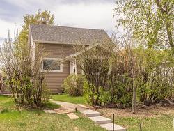 12018 77 ST NW  Edmonton, AB T5B 2G7