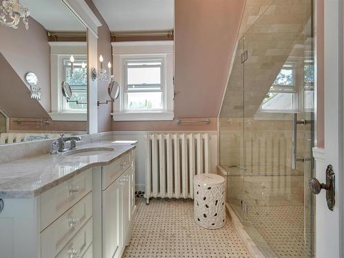 10347 Villa Avenue, Edmonton, AB - Indoor Photo Showing Bathroom