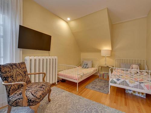 10347 Villa Avenue, Edmonton, AB - Indoor Photo Showing Bedroom