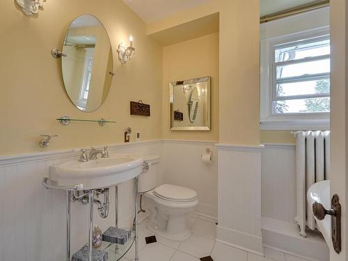 10347 Villa Avenue, Edmonton, AB - Indoor Photo Showing Bathroom