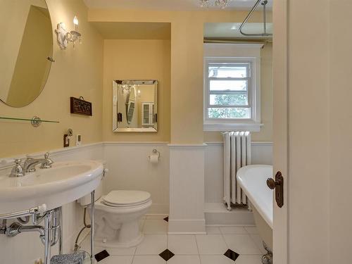 10347 Villa Avenue, Edmonton, AB - Indoor Photo Showing Bathroom