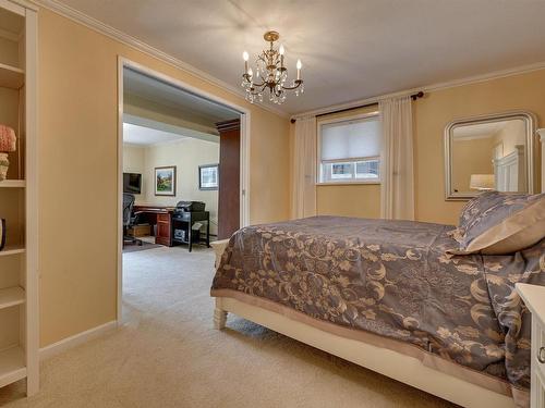 10347 Villa Avenue, Edmonton, AB - Indoor Photo Showing Bedroom