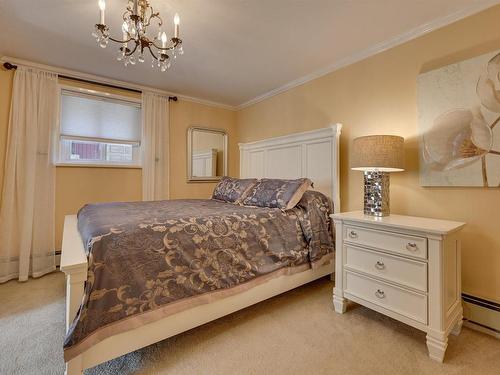 10347 Villa Avenue, Edmonton, AB - Indoor Photo Showing Bedroom