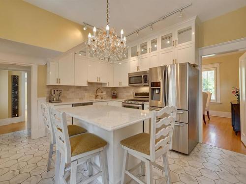 10347 Villa Avenue, Edmonton, AB - Indoor Photo Showing Kitchen