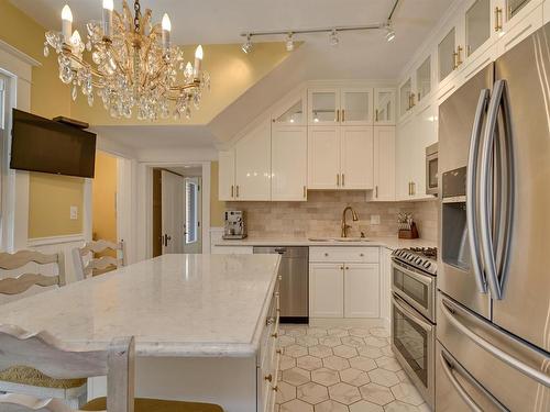 10347 Villa Avenue, Edmonton, AB - Indoor Photo Showing Kitchen With Upgraded Kitchen