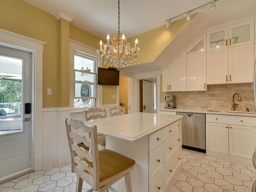 10347 Villa Avenue, Edmonton, AB - Indoor Photo Showing Kitchen