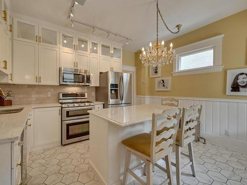 10347 Villa Avenue, Edmonton, AB - Indoor Photo Showing Kitchen