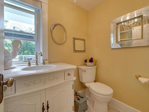 10347 Villa Avenue, Edmonton, AB - Indoor Photo Showing Bathroom