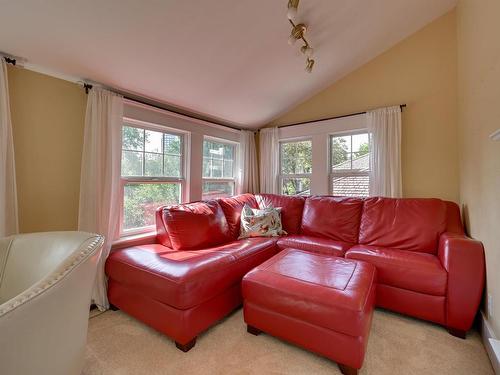 10347 Villa Avenue, Edmonton, AB - Indoor Photo Showing Living Room