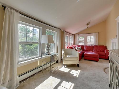 10347 Villa Avenue, Edmonton, AB - Indoor Photo Showing Living Room