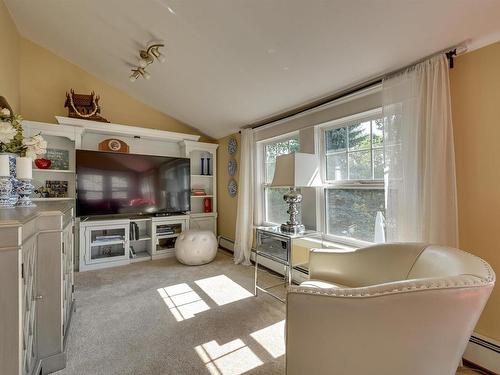 10347 Villa Avenue, Edmonton, AB - Indoor Photo Showing Living Room