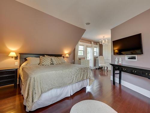 10347 Villa Avenue, Edmonton, AB - Indoor Photo Showing Bedroom