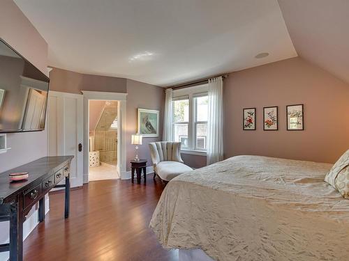 10347 Villa Avenue, Edmonton, AB - Indoor Photo Showing Bedroom