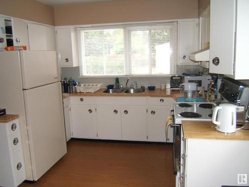 4708 51 Avenue, Two Hills, AB - Indoor Photo Showing Kitchen With Double Sink