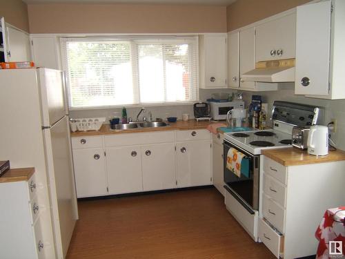 4708 51 Avenue, Two Hills, AB - Indoor Photo Showing Kitchen With Double Sink