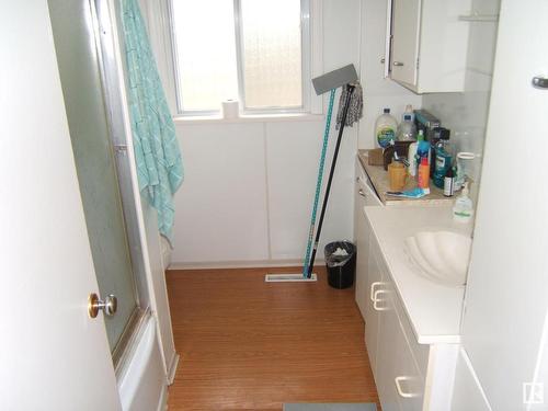 4708 51 Avenue, Two Hills, AB - Indoor Photo Showing Bathroom