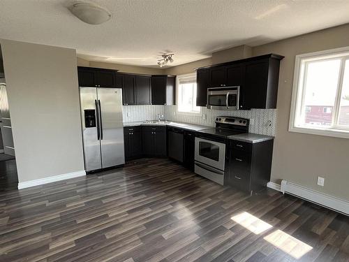 302 4318 50 Avenue, Bonnyville Town, AB - Indoor Photo Showing Kitchen