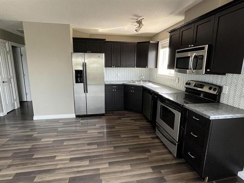 302 4318 50 Avenue, Bonnyville Town, AB - Indoor Photo Showing Kitchen