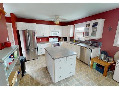 5228 46 Avenue, Drayton Valley, AB - Indoor Photo Showing Kitchen With Double Sink