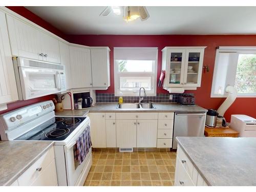 5228 46 Avenue, Drayton Valley, AB - Indoor Photo Showing Kitchen With Double Sink