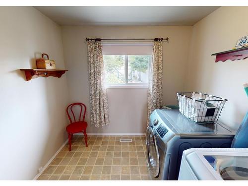 5228 46 Avenue, Drayton Valley, AB - Indoor Photo Showing Laundry Room